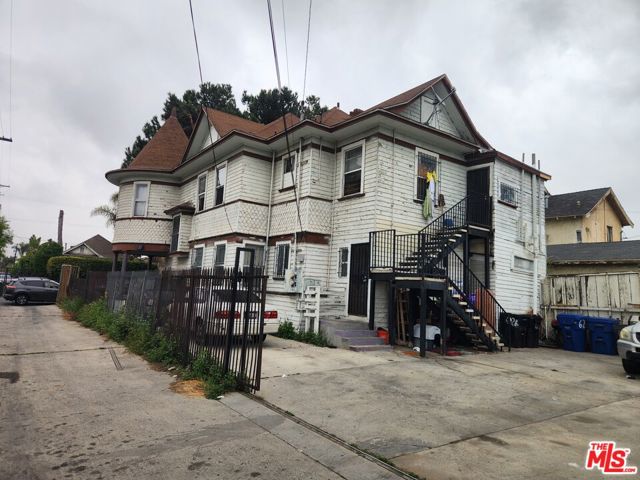 626 E 54th Street, Los Angeles CA: https://media.crmls.org/mediaz/b36b0b63-58db-4d19-8be4-3fb768b3fbdb.jpg