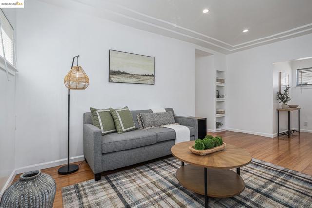 879 45Th St, Oakland CA: https://media.crmls.org/mediaz/b36b4107-7e66-4264-a95b-b771a62d39ab.jpg