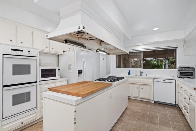 16445 Garvin Drive, Encino CA: https://media.crmls.org/mediaz/b36b8221-273f-4ccd-bfe2-cae9710ee43c.jpg