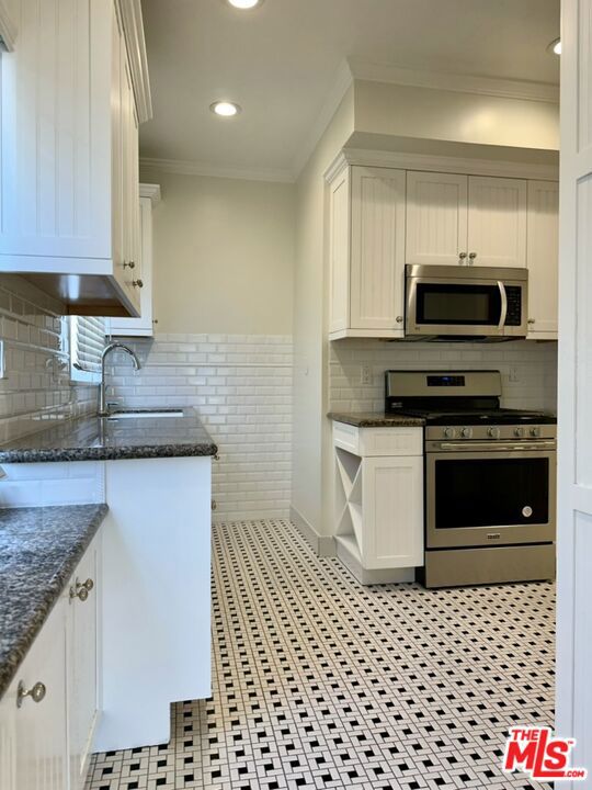 347 N Curson Avenue, Los Angeles CA: https://media.crmls.org/mediaz/b36c007e-417e-4665-85c7-d550028d20d6.jpg