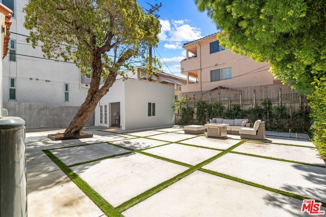 8226 Fountain Avenue, West Hollywood CA: https://media.crmls.org/mediaz/b36c974a-5f71-4bf8-8fd5-465f2345da04.jpg