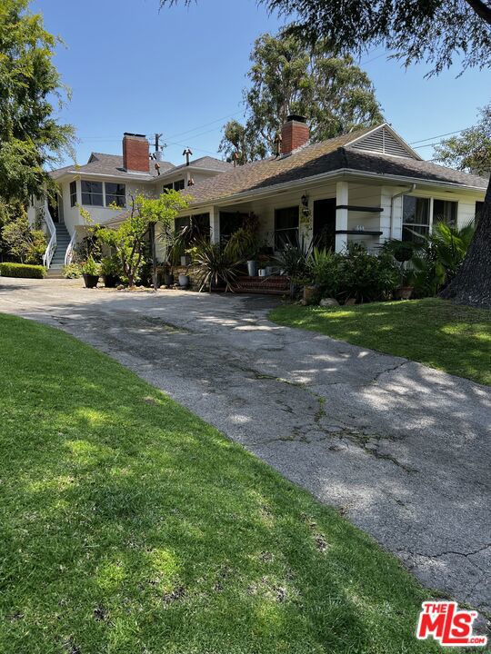 130 S Bowling Green Way, Los Angeles CA: https://media.crmls.org/mediaz/b36d9875-f8be-4a4a-8eb9-8b179bda8e35.jpg