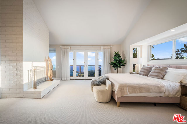 23255 W Paloma Blanca Drive, Malibu CA: https://media.crmls.org/mediaz/b36da037-faf2-4d87-a74d-50650f8356f6.jpg