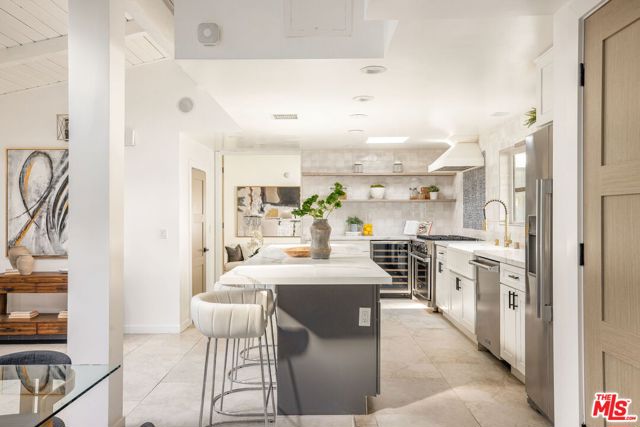 16733 Oak View Drive, Encino CA: https://media.crmls.org/mediaz/b36e1a70-1c7c-4fa7-a4ae-7923e1e46785.jpg