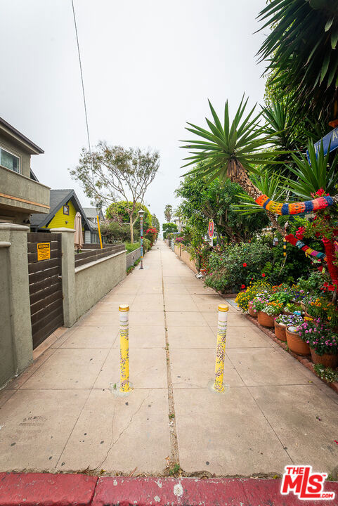 2400 Pacific Avenue, Venice CA: https://media.crmls.org/mediaz/b36e5936-4596-4c19-a16a-b62af9af58e8.jpg