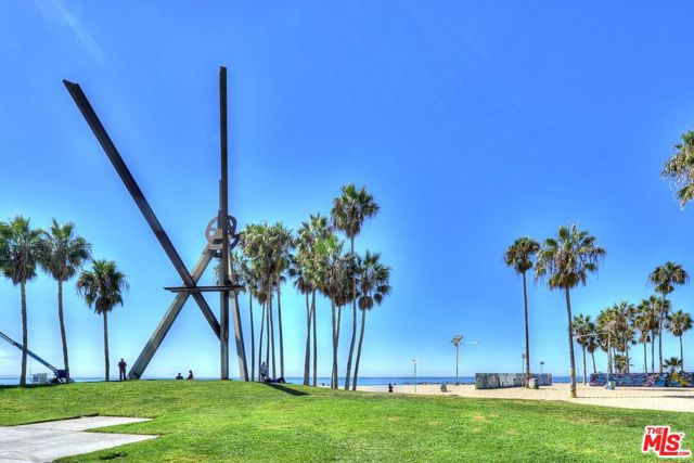 16 Clubhouse Avenue, Venice CA: https://media.crmls.org/mediaz/b36ebbc9-3c9e-4366-83b0-8964bdef8a33.jpg