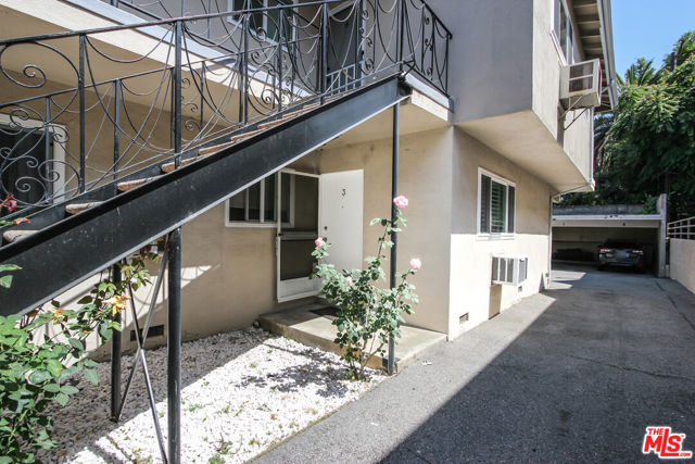 12942 Moorpark Street, Studio City CA: https://media.crmls.org/mediaz/b36f0d1c-4220-4289-b957-7576dcb14154.jpg