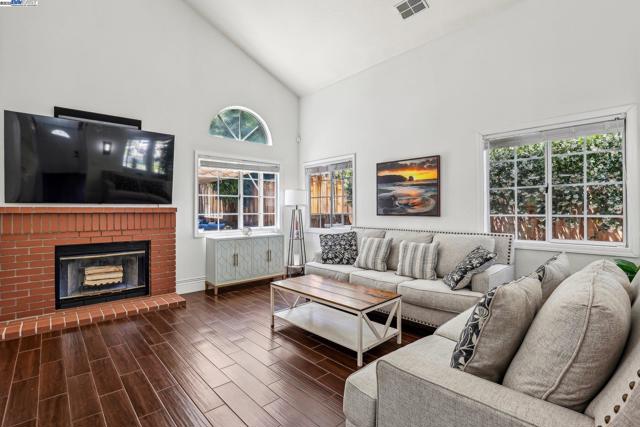 1060 Green Point Ct, Concord CA: https://media.crmls.org/mediaz/b37000c3-f970-4510-8f7b-6bb2a4c8340b.jpg