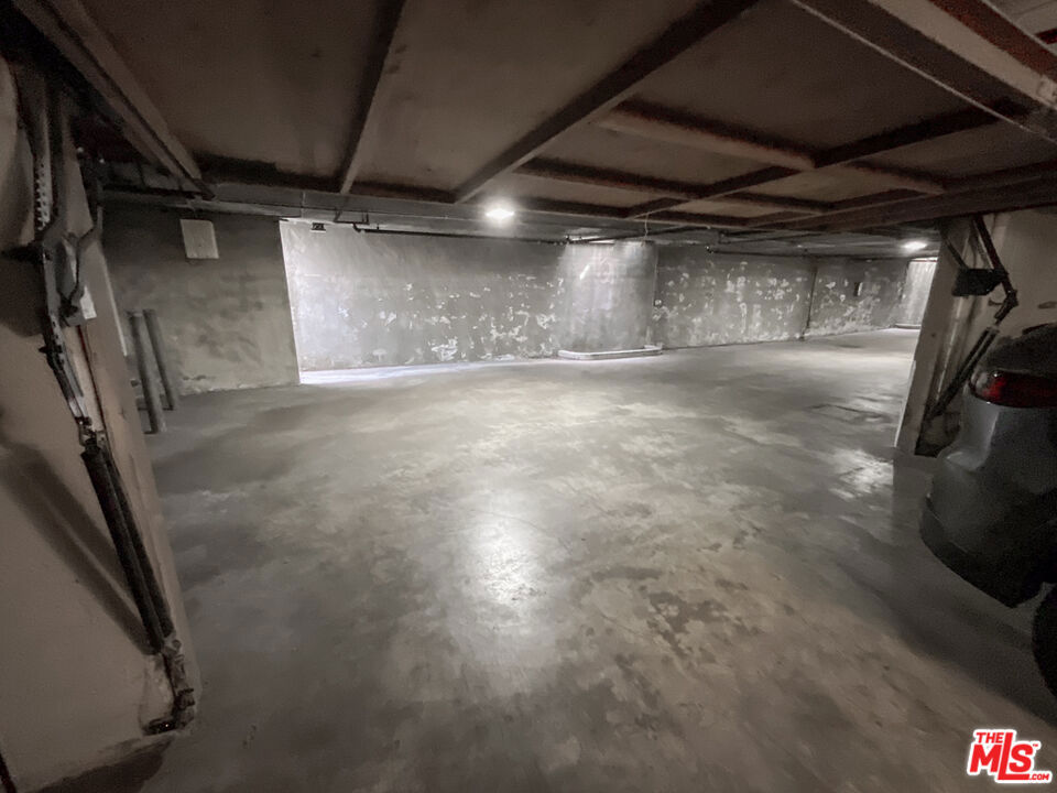 https://media.crmls.org/mediaz/b3702c7c-2637-432c-8433-5c5054bb7e67.jpg?preset=X-Large