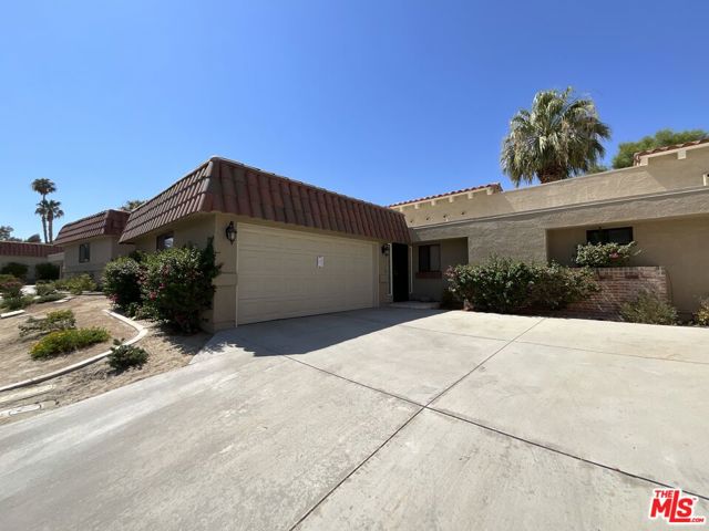 40588 Pebble Beach Circle, Palm Desert CA: https://media.crmls.org/mediaz/b37033c0-8079-4764-8ec7-5454c6b43b1c.jpg