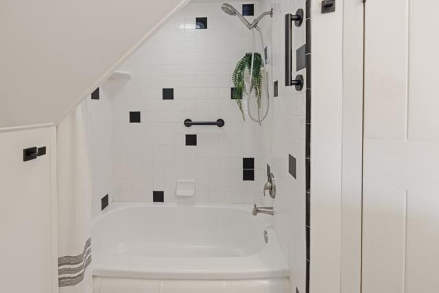18 Upper Circle, Carmel Valley CA: https://media.crmls.org/mediaz/b37064be-cb9c-42a2-9b9a-8f150531cab2.jpg