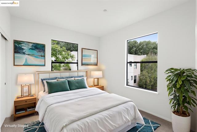 121 City Limits Cir, Emeryville CA: https://media.crmls.org/mediaz/b370f0ba-43bf-470e-bd10-c67230f34032.jpg