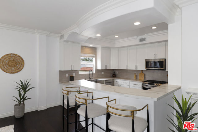 1862 S Bentley Avenue, Los Angeles CA: https://media.crmls.org/mediaz/b370ff4e-7903-4219-852e-ef98a190dd90.jpg