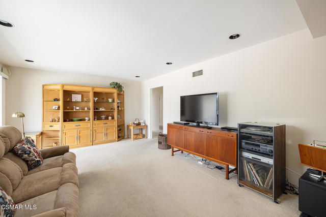 3804 Eddingham Avenue, Calabasas CA: https://media.crmls.org/mediaz/b37120c1-9f64-46f4-bec2-64e616d22595.jpg