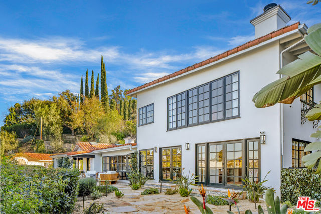 3646 Sunswept Drive, Studio City CA: https://media.crmls.org/mediaz/b37173c5-c940-45ed-b134-56356d2f4953.jpg