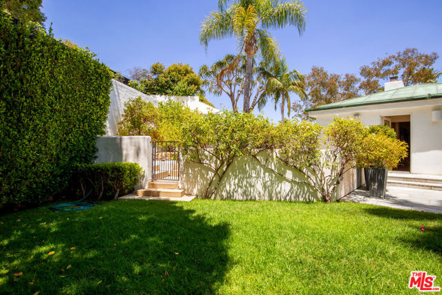 2249 Mountain Oak Drive, Los Angeles CA: https://media.crmls.org/mediaz/b3729ac6-39f3-4a98-8395-df023b8f459a.jpg
