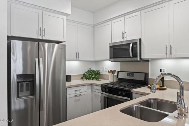 139 Farmhouse Drive, Simi Valley CA: https://media.crmls.org/mediaz/b374bf79-5d95-436c-9269-2123c744dc0a.jpg