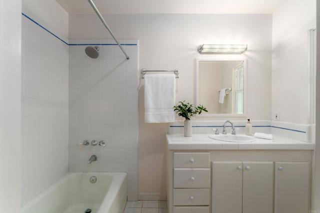 Detail Gallery Image 18 of 30 For 1381 W Muirlands Dr, La Jolla,  CA 92037 - 3 Beds | 3 Baths