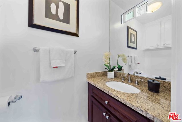 865 S Lucerne Boulevard, Los Angeles CA: https://media.crmls.org/mediaz/b3756c40-279e-489b-8344-9d67dec1fcac.jpg