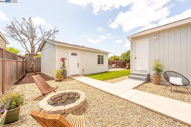 963 Douglas Dr, San Leandro CA: https://media.crmls.org/mediaz/b375ad68-789f-4265-ba30-94e1a50a693d.jpg