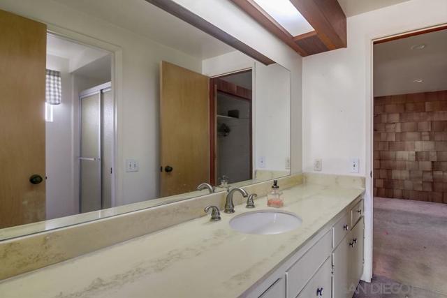 954 Harbor View Dr, San Diego CA: https://media.crmls.org/mediaz/b3761a21-3af2-4729-a77b-2e937264e5b0.jpg