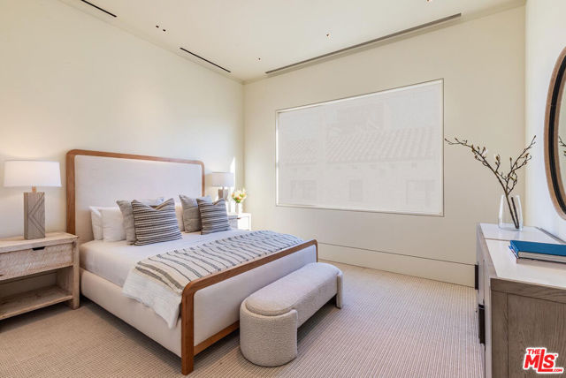 455 N Palm Drive, Beverly Hills CA: https://media.crmls.org/mediaz/b3779474-2836-4ea0-802a-e66ae6598f25.jpg