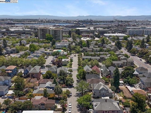 1013 Chestnut St, Oakland CA: https://media.crmls.org/mediaz/b377a131-857e-4522-b584-8604e5f6284a.jpg