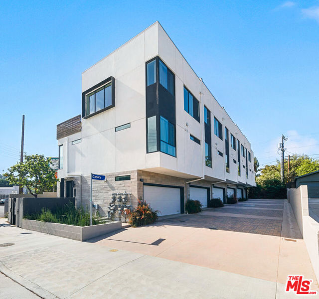 3288 N Canary Way, Los Angeles CA: https://media.crmls.org/mediaz/b377a8d6-910e-41d9-99d3-c6eb010ff9dd.jpg