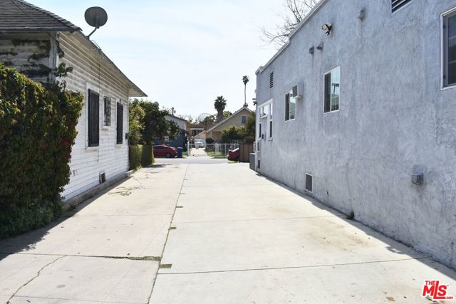 605 W 47th Street, Los Angeles CA: https://media.crmls.org/mediaz/b37838a5-77d4-4dd0-bc08-84758e99ab8d.jpg