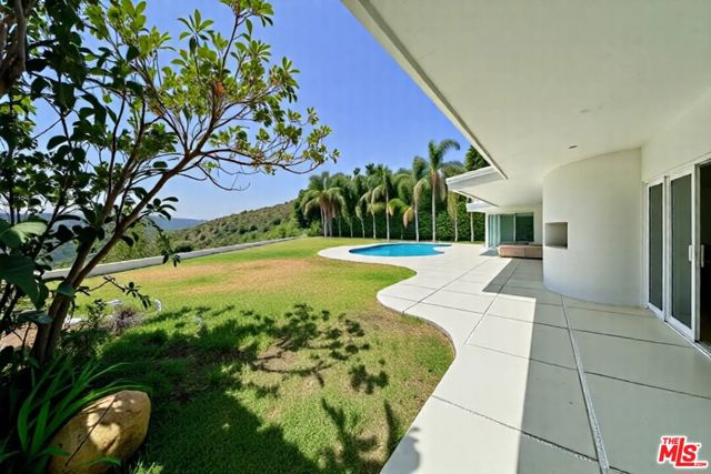 1641 Tower Grove Drive, Beverly Hills CA: https://media.crmls.org/mediaz/b3786008-9c40-42e7-a571-556f5fe7bdbf.jpg