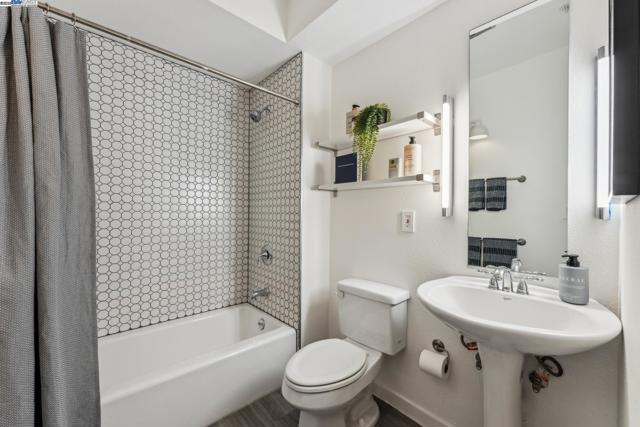 311 4th St, Oakland CA: https://media.crmls.org/mediaz/b378833d-80f5-454e-a753-98299f2cbd81.jpg