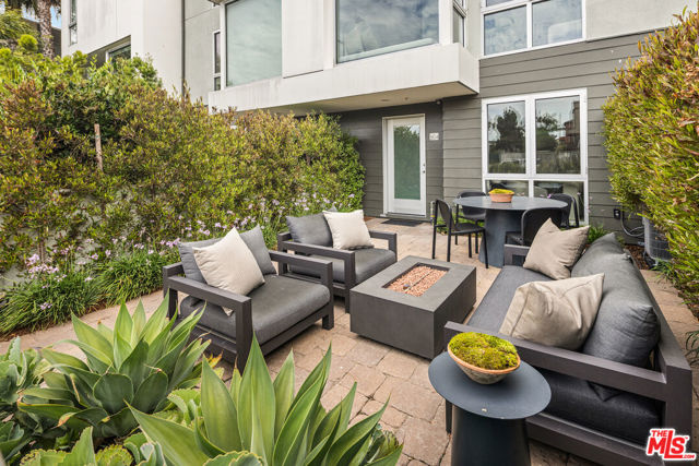 310 Washington Boulevard, Marina del Rey CA: https://media.crmls.org/mediaz/b378e779-684a-4240-b770-81c74fcfba53.jpg