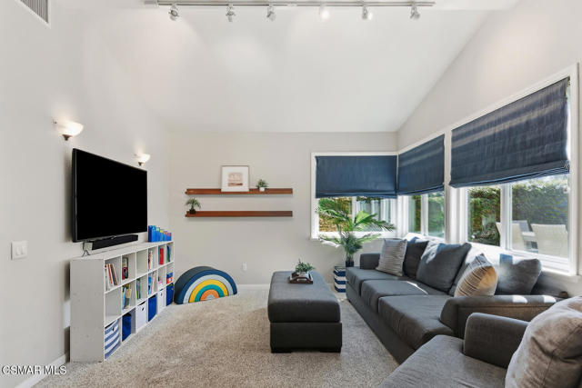 5625 Maricopa Drive, Simi Valley CA: https://media.crmls.org/mediaz/b37926a3-4794-4b6d-9403-763ab398d678.jpg