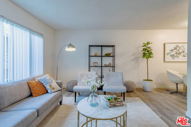1833 N NORMANDIE Avenue, Los Angeles CA: https://media.crmls.org/mediaz/b3793586-6326-4da5-b183-f80a017bbf75.jpg