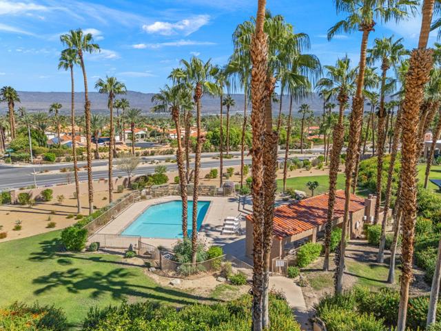 48641 Palo Verde Court, Palm Desert CA: https://media.crmls.org/mediaz/b379b56f-7f91-4b89-b37c-49215d1c5a18.jpg