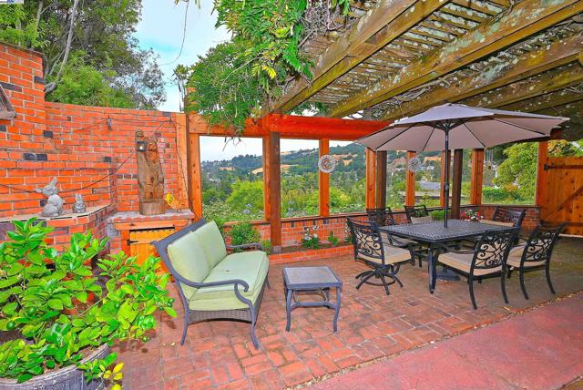 1380 E Juana Ave, San Leandro CA: https://media.crmls.org/mediaz/b37b0f52-2295-4d40-b344-625db9fa0d30.jpg