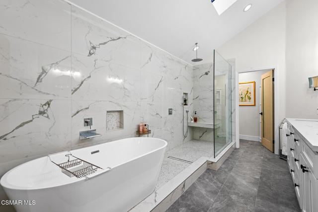 362 Cherry Hills Court, Thousand Oaks CA: https://media.crmls.org/mediaz/b37b139b-5f35-4647-83b9-049a40652081.jpg