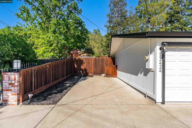 2424 San Miguel Dr, Walnut Creek CA: https://media.crmls.org/mediaz/b37b45dc-e6a7-4cd9-859b-ffa29e09226e.jpg