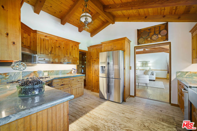 33269 Mulholland Highway, Malibu CA: https://media.crmls.org/mediaz/b37bf86d-4ab1-4530-a0d8-51fe8e718e1b.jpg