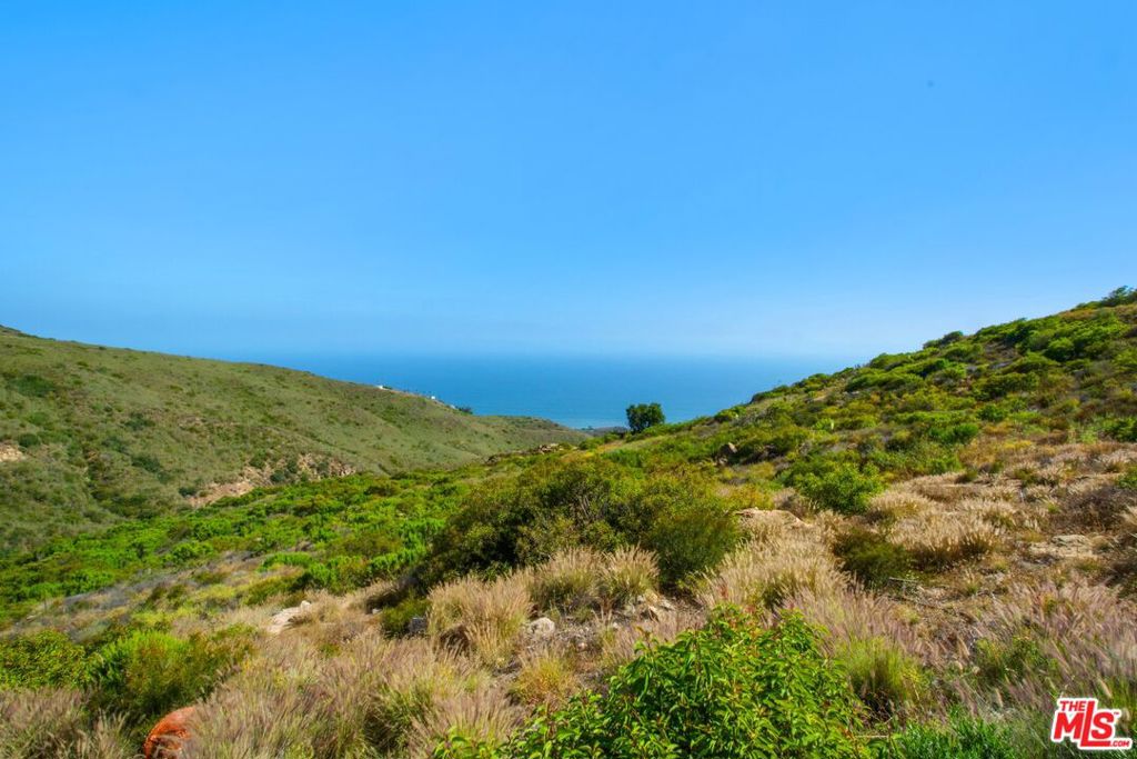 https://media.crmls.org/mediaz/b37dbeb9-ca8b-467d-bcce-af29512a996e.jpg?preset=X-Large