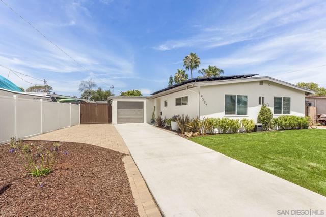 4527 Chinook Court, San Diego CA: https://media.crmls.org/mediaz/b37eed86-9130-4ade-8c06-e3c96cf3c871.jpg