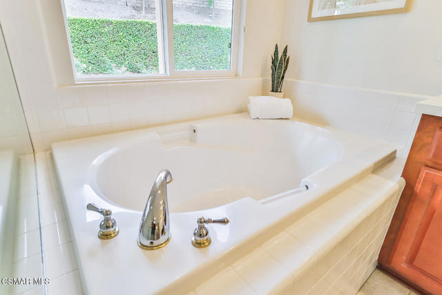 2746 Autumn Ridge Drive, Thousand Oaks CA: https://media.crmls.org/mediaz/b37f7c71-f2e8-455f-b131-8945061b61d8.jpg