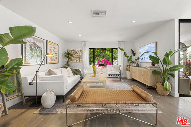 1739 San Ysidro Drive, Beverly Hills CA: https://media.crmls.org/mediaz/b37fcadc-23be-4b54-9488-0c34759c2caf.jpg