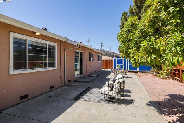 2435 Catalpa Way, Hayward CA: https://media.crmls.org/mediaz/b3803313-f493-434e-9af1-bb4e3405a441.jpg