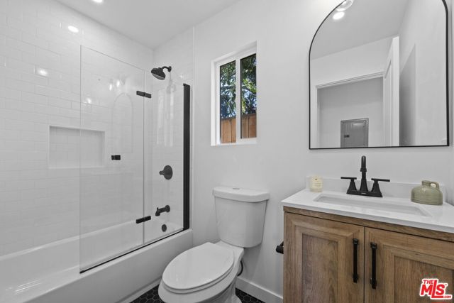 3908 Bentley Avenue, Culver City CA: https://media.crmls.org/mediaz/b381cccc-6b51-4033-84ed-371c0e06395a.jpg