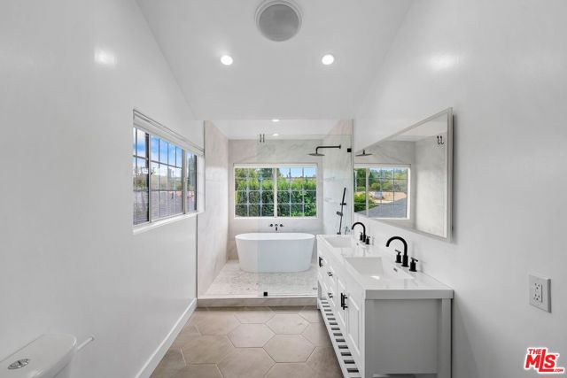 5614 Ponce Avenue, Woodland Hills CA: https://media.crmls.org/mediaz/b382c529-1b2d-466e-a909-13d4a701ac99.jpg