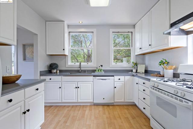 Image 11 of 50 For 828 Everett Ave.