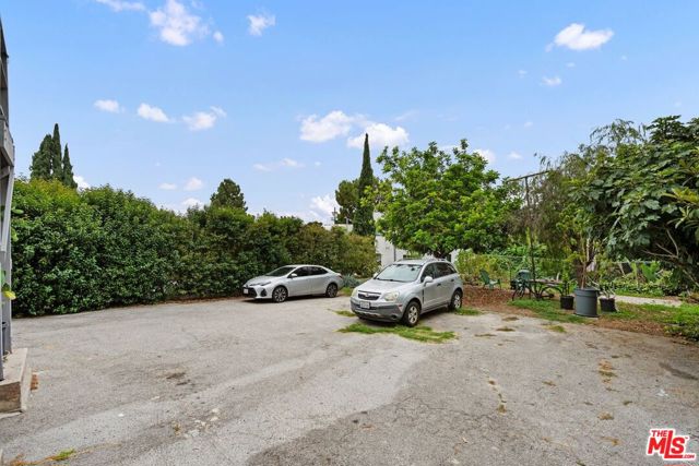 827 Lucile Avenue, Los Angeles CA: https://media.crmls.org/mediaz/b383689d-3813-491a-adce-7d2ddf908877.jpg