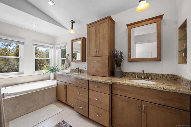 1205 Masterpiece Dr, Oceanside CA: https://media.crmls.org/mediaz/b3841719-4d1b-4f31-b0dd-d1d2102dd83e.jpg