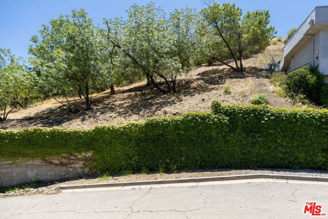 3995 Glenalbyn Drive, Los Angeles CA: https://media.crmls.org/mediaz/b3848831-4c16-4d60-be57-c89cf76d3cdc.jpg